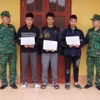 Ba đối tượng Nông Văn Ánh, Mạc Văn Tôn, Mạc Văn Tùng tại Đồn biên phòng Đàm Thủy. (Ảnh: TTXVN phát)