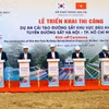 Các đại biểu thực hiện nghi thức bấm nút Triển khai thi công dự án cải tạo đường sắt khu vực đèo Khe Nét. (Ảnh: Tá Chuyên/TTXVN)