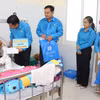 Đại diện Liên đoàn Lao động tỉnh Bình Dương vào bệnh viện thăm hỏi, động viên công nhân bị tai nạn lao động. (Ảnh: TTXVN phát)