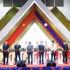 Đại sứ Việt Nam tại Lào Nguyễn Bá Hùng và các đại biểu cắt băng khai mạc triển lãm. (Ảnh: Xuân Tú/TTXVN)