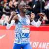 VĐV người Kenya lập kỷ lục thế giới mới trên đường chạy marathon