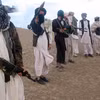 Các tay súng và phiến quân Taliban trên một ngọn đồi tại Maydan Shahr thuộc tỉnh Wardak, Afghanistan. (Ảnh: AFP/TTXVN) 
