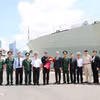 Đại diện Vùng 2 Hải quân Việt Nam, lãnh đạo các cấp ngành Thành phố Hồ Chí Minh, Đại sứ quán Canada tại Việt Nam, Thuyền trưởng Tàu Hải quân Hoàng gia Canada Montréal cùng các thủy thủ đoàn tại Cảng Nhà Rồng. (Ảnh: Thanh Vũ/TTXVN)