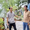 Ông Ngô Nguyên Phong, Phó Giám đốc Sở Nông nghiệp và Phát triển nông thôn tỉnh Bạc Liêu khảo sát tình thực tế sạt lở tại khu vực Khóm 6, phường 5, thành phố Bạc Liêu. (Ảnh: Tuấn Kiệt/TTXVN)