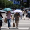 Người dân che ô tránh nắng nóng trên đường phố tại Seoul, Hàn Quốc. (Ảnh: Yonhap/TTXVN)