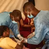 Nhân viên y tế điều trị cho bệnh nhân mắc đậu mùa khỉ tại Nyiragongo, CHDC Congo ngày 15/8/2024. (Ảnh: THX/TTXVN)