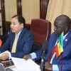 Tổng thư ký Phòng Thương mại, Công nghiệp và Nông nghiệp Dakar, Mbaye Chimère Ndiaye, và Tham tán thương mại Việt Nam tại Algeria kiêm nhiệm Senegal, Hoàng Đức Nhuận, chủ trì hội nghị hôm 14/12 . (Ảnh do Thương vụ Việt Nam tại Algeria kiêm nhiệm Senegal cung cấp)