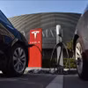 Xe điện của Tesla tại một trạm sạc điện ở Bắc Kinh (Trung Quốc). (Ảnh: AFP/TTXVN)