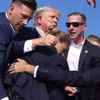 Hình ảnh trích từ video cho thấy mật vụ Mỹ bảo vệ cựu Tổng thống Donald Trump rời khỏi bục diễn thuyết trong cuộc vận động tranh cử ở Butler, bang Pennsylvania, ngày 13/7/2024. (Ảnh: AP/TTXVN)