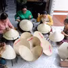 Phụ nữ ở thị trấn Thới Lai (Cần Thơ) chằm nón lá. (Ảnh: Thu Hiền/TTXVN)