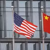 Cờ Mỹ (bên trái) và cờ Trung Quốc. (Ảnh minh hoạ: Reuters)
