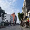 Tòa nhà bị đổ nghiêng sau trận động đất tại Hoa Liên, Đài Loan, Trung Quốc, ngày 4/4. (Ảnh: THX/TTXVN)