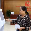 Người dân, doanh nghiệp đến bộ phận một cửa Trung tâm dịch vụ hành chính công tỉnh Lào Cai giải quyết thủ tục hành chính. (Ảnh: Quốc Khánh/TTXVN)