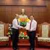 Ngài Sandeep Arya, Đại sứ đặc mệnh toàn quyền Ấn Độ tại Việt Nam tặng quà lưu niệm cho Tỉnh ủy Hòa Bình. (Ảnh: Thanh Hải/TTXVN)