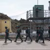 Binh sỹ Azerbaijan gác tại trạm kiểm soát Lachin. (Ảnh: AFP/TTXVN)