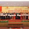 Các tập thể, cá nhân có thành tích xuất sắc nhận Bằng khen của Hội bảo trợ người khuyết tật và trẻ mồ côi Việt Nam. (Ảnh: Hoàng Hiếu/TTXVN)