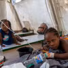 Trẻ em mắc bệnh tả được điều trị tại cơ sở y tế ở Port-au-Prince, Haiti. (Ảnh: AFP/TTXVN)