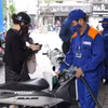 Nhân viên Petrolimex bán xăng cho khách hàng. (Ảnh: Đức Duy/Vietnam+)