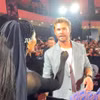 H'Hen Niê hướng dẫn Chris Hemsworth nói “Xin chào Việt Nam.” (Ảnh: NVCC) 