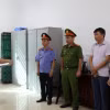 Cơ quan chức năng tống đạt quyết định khởi tố bị can đối với Nguyễn Trường Thi. (Ảnh: TTXVN phát)
