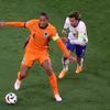 Tiền đạo Griezmann của Pháp (áo trắng) đã bỏ lỡ tới hai cơ hội ngon ăn. (Nguồn: Optus Sport)