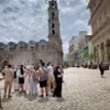 Khách du lịch tham quan thủ đô La Habana, Cuba. (Ảnh: AFP/TTXVN)
