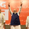Thủ tướng Ấn Độ Narendra Modi (giữa) cùng các lãnh đạo Liên minh Dân chủ quốc gia (NDA) do đảng Nhân dân Ấn Độ (BJP) đứng đầu, mừng chiến thắng của NDA tại New Delhi. (Ảnh: AA/TTXVN)