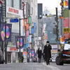 Người dân di chuyển trên phố ở Seoul, Hàn Quốc. (Ảnh: AFP/TTXVN)