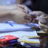 Chi trả tiền lương cho người dân. (Ảnh: Hoàng Hiếu/TTXVN)