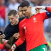 Một cổ động viên lao xuống sân, cố chụp ảnh selfie với Cristiano Ronaldo. (Nguồn: Getty Images)