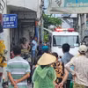 Người dân hiếu kỳ tập trung theo dõi vụ việc.