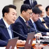 Tổng thống Hàn Quốc Yoon Suk Yeol (trái) phát biểu trong cuộc họp nội các ở Seoul, ngày 19/12/2023. (Ảnh: Yonhap/TTXVN)