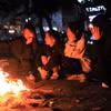 Người dân đốt lửa sưởi ấm.. (Ảnh: Hoàng Hiếu/TTXVN)