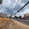 Hệ thống mạng lưới điện cũ nằm trong diện di dời để mở rộng Quốc lộ 13 đoạn qua tỉnh Bình Dương bị vướng kinh phí di dời, làm chậm tiến độ triển khai xây dựng. (Ảnh: TTXVN phát)
