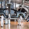 Công nhân làm việc trên dây chuyền sản xuất xe của Tập đoàn sản xuất xe hơi Đức Volkswagen (VW) ở Dresden, miền Đông Đức. (Ảnh: AFP/TTXVN)