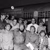 Lãnh tụ Fidel Castro, Thủ tướng Chính phủ Cách mạng Cuba, Bí thư Thứ nhất Ban Chấp hành Trung ương Đảng Cộng sản Cuba, cùng Đoàn đại biểu Đảng và Chính phủ Cách mạng Cuba chụp ảnh kỷ niệm bên đồn An ninh Nhân dân Bến Hải, địa cầu của miền Nam trong chuyến