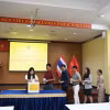 Toàn thể cán bộ, nhân viên Đại sứ quán Việt Nam tại Thái Lan và các cơ quan bên cạnh tham gia quyên góp để sẻ chia với đồng bào trong nước. (Ảnh: Huy Tiến/TTXVN)