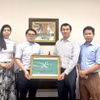 Ông Vũ Hoàng Đức, Chủ tịch Hiệp hội Xúc tiến hợp tác kinh tế Việt Nam-Nhật Bản trao quà ủng hộ cho đồng bào ở vùng lũ. (Ảnh: Nguyễn Tuyến/TTXVN)
