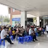 Khu vực bên ngoài sảnh chờ của Bệnh viện Ung bướu Thành phố Hồ Chí Minh luôn rất đông bệnh nhân ngồi chờ đợi. (Ảnh: TTXVN phát)