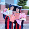 Dương Thị Phương Nhi (bên trái) tốt nghiệp Cao đẳng Dược năm 2023. (Ảnh: TTXVN phát)