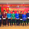 Lãnh đạo UBND thành phố Vũng Tàu và Đồn Biên phòng Bến Đá hỗ trợ các ngư dân của tàu cá bị chìm. (Ảnh: TTXVN phát)