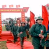 Thanh niên huyện Bình Xuyên lên đường nhập ngũ năm 2024. (Ảnh: Hoàng Hùng/TTXVN)
