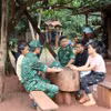 Lực lượng biên phòng Đồn Ia O, Biên phòng tỉnh Gia Lai thăm hỏi, động viên gia đình nạn nhân (làng Kloong, xã Ia O, huyện Ia Grai, Gia Lai) vừa được hỗ trợ đưa từ Campuchia về địa phương. (Ảnh: Hồng Điệp/TTXVN) 