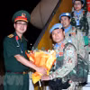 Đại tá Phạm Mạnh Thắng, Cục trưởng Cục Gìn giữ Hòa bình Việt Nam chúc mừng Đội Công binh số 1. (Ảnh: An Đăng/TTXVN) 