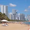 Bãi biển dọc đường Trần Phú (thành phố Nha Trang). (Ảnh: Nguyễn Dũng/TTXVN) 