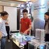 Các đại biểu tham quan các sản phẩm, dịch vụ Công trình Xanh trong khuôn khổ Tuần lễ Công trình Xanh Việt Nam 2023. (Ảnh: Văn Phúc/TTXVN) 
