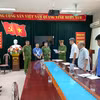 Cơ quan Cảnh sát điều tra, Công an tỉnh Sơn La thực hiện các quyết định đối với bị can Cao Đình Sơn (có dấu X). (Ảnh: TTXVN phát)