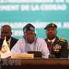 Chủ tịch luân phiên Cộng đồng Kinh tế Tây Phi (ECOWAS), Tổng thống Nigeria Bola Ahmed Tinubu phát biểu tại phiên họp lãnh đạo các quốc gia thành viên ECOWAS về tình hình Niger tại Abuja, ngày 30/7/2023. (Nguồn: AFP/TTXVN)