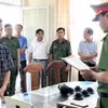 Ông Nguyễn Thái Hưng (ngoài cùng bên trái) nghe Cơ quan Cảnh sát Điều tra tống đạt các quyết định. (Ảnh: TTXVN phát)