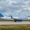Một máy bay của hãng hàng không United Airlines tại sân bay Miami, bang Florida, Mỹ. (Ảnh: AFP/TTXVN)